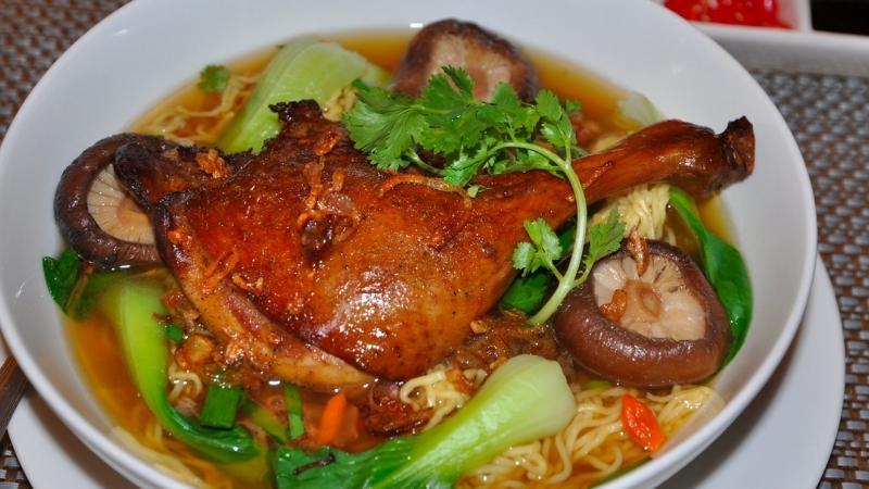 Khám phá công thức chế biến món vịt tiềm nổi tiếng từ một chủ quán người Hoa uy tín.