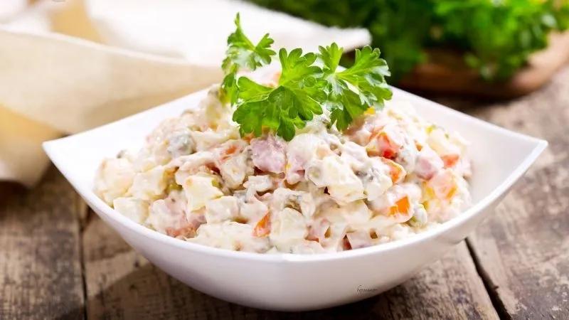 Khám phá 3 công thức làm salad Nga chuẩn vị, mang đến hương vị như ở những nhà hàng nổi tiếng.