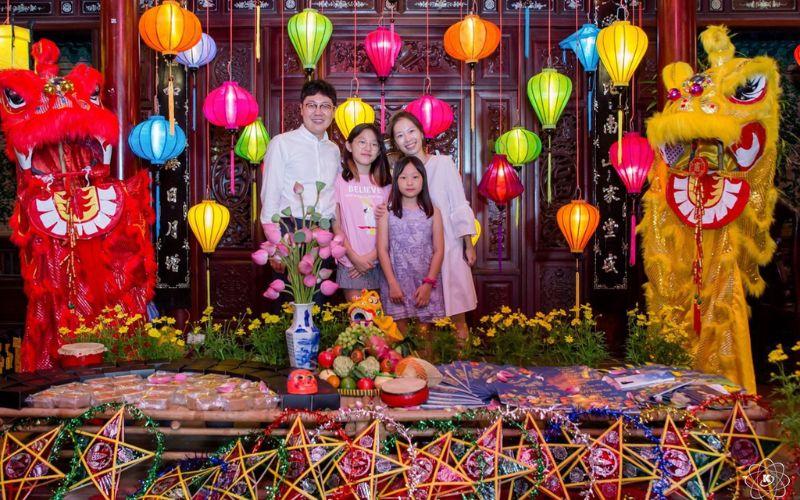 Tết Đoàn viên là một trong những lễ hội quan trọng của người Việt, diễn ra vào ngày Rằm tháng 8, hay còn gọi là Tết Trung Thu. Đây là dịp để gia đình sum vầy, đoàn tụ và bày tỏ lòng biết ơn đối với trời đất.