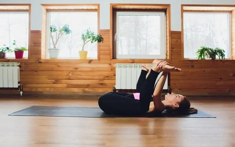 Hatha yoga là một hình thức yoga kết hợp hài hòa giữa các động tác cơ thể, kỹ thuật thở và thiền, giúp nâng cao sức khỏe thể chất và tinh thần. Phương pháp này giúp người tập đạt được sự thư giãn, tăng cường sự dẻo dai và sự bình an nội tâm.