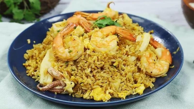 Cách làm cơm chiên hải sản giòn rụm, ngon như ở nhà hàng