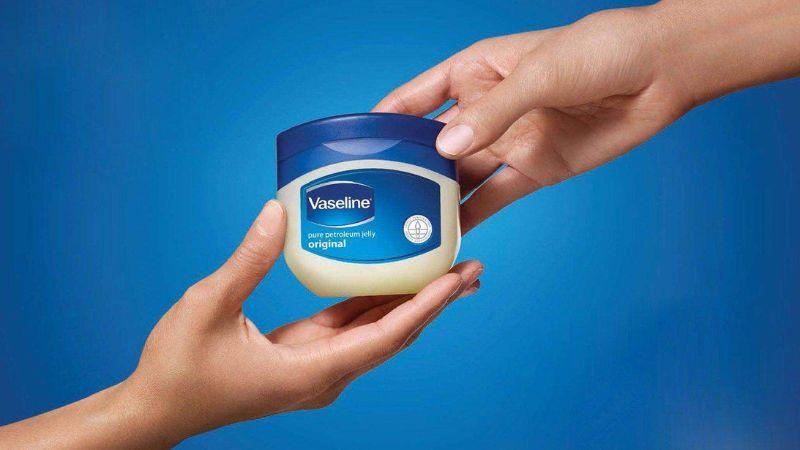 Có nên sử dụng kem Vaseline để chăm sóc môi nứt nẻ không?