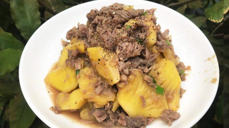 Hướng dẫn làm bắp bò xào dứa chua ngọt, đậm đà mê hoặc