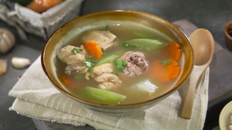 Khám phá cách nấu canh gà bí xanh vừa ngon ngọt, vừa thanh mát, giúp bạn thư giãn trong những ngày hè oi ả.