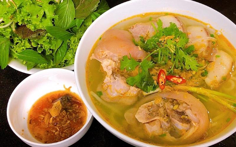 Bún giò heo với nước dùng đậm đà, vị béo ngậy của giò heo, hòa quyện cùng hương thơm đặc trưng, chắc chắn sẽ khiến bạn khó lòng từ chối.