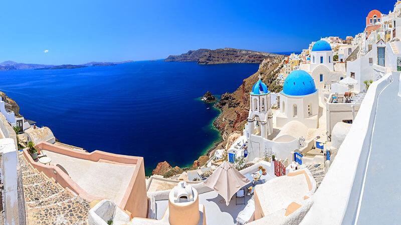 Khám phá những kinh nghiệm du lịch Santorini Hy Lạp tự túc tiết kiệm để bạn có thể trải nghiệm đảo ngọc này mà không lo về chi phí.