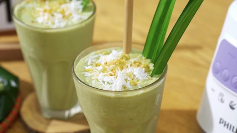 Hướng dẫn cách làm smoothie đá xay cốm dừa matcha với máy xay sinh tố, một món uống giải nhiệt tuyệt vời cho mùa hè.