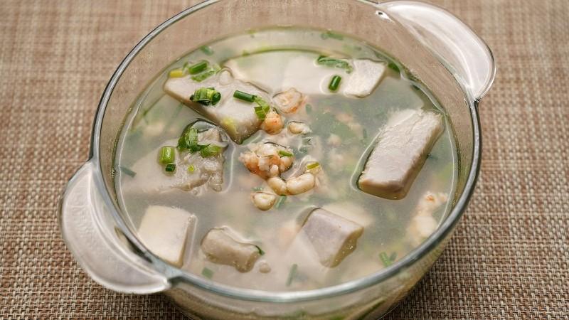 Hướng dẫn chế biến món canh khoai mỡ trắng kết hợp tôm tươi và thịt bằm, mang đến hương vị ngọt ngào, bùi béo cho bữa ăn của gia đình.