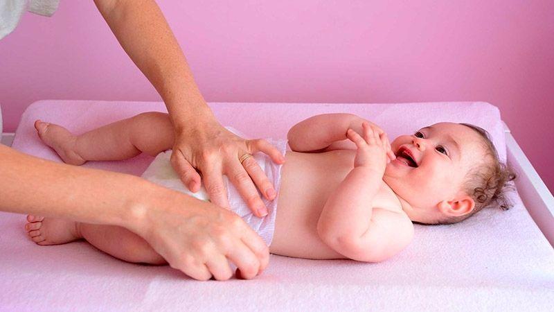 Các lưu ý quan trọng khi vệ sinh vùng kín cho bé gái sơ sinh
