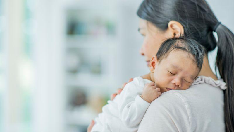 Trẻ em có thể gặp nguy hiểm khi bị nhiều người bồng bế, xốc nách hoặc rung lắc mạnh, điều này có thể ảnh hưởng xấu đến sức khỏe của bé.