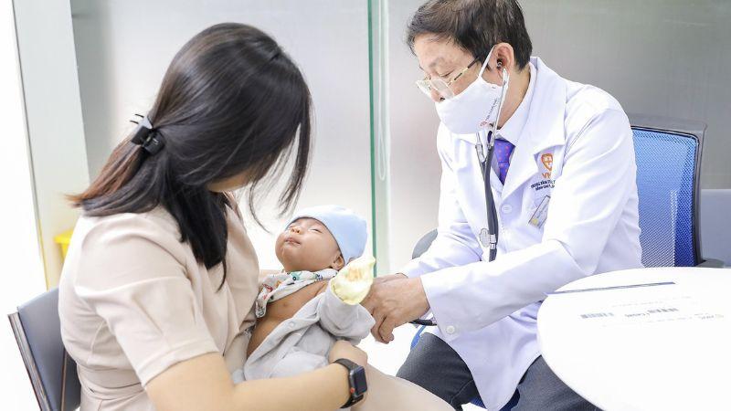Có nên áp dụng miếng hạ sốt ngay tại vị trí tiêm phòng của trẻ?