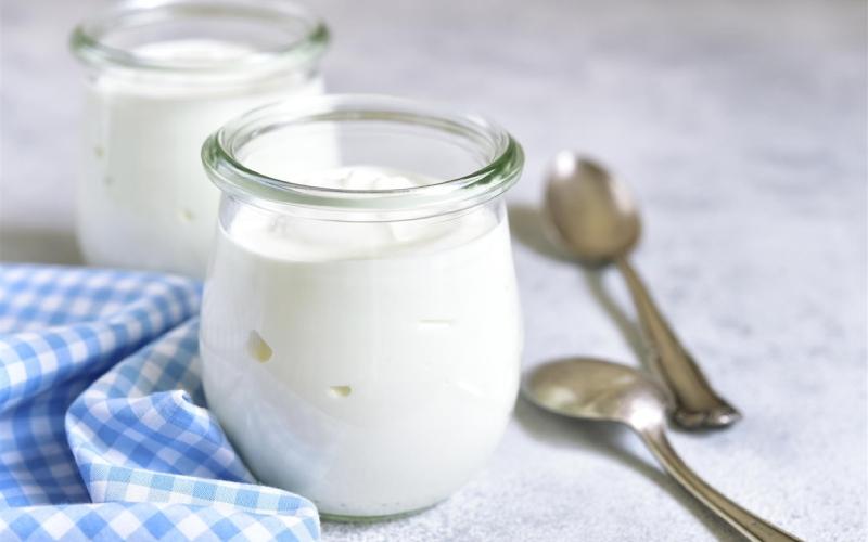 Liệu người ăn chay có thể sử dụng sữa chua? Những lưu ý cần thiết khi chọn sữa chua trong chế độ ăn chay.