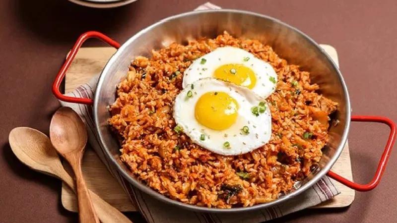 Khám phá cách làm cơm rang kim chi thơm ngon, chuẩn vị Hàn Quốc trong 15 phút