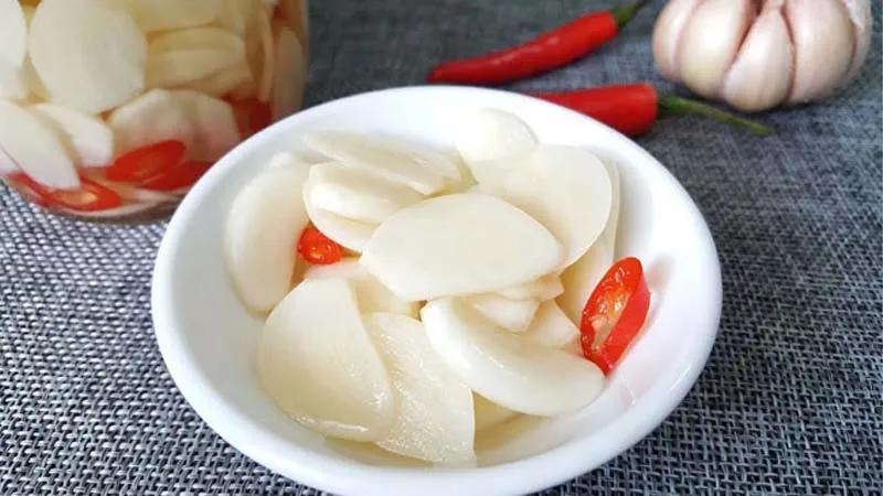 Cách làm tỏi ngâm giấm trắng giòn, không bị xanh khi ăn phở