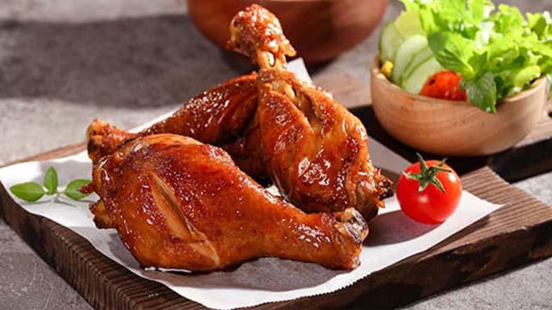 Công thức gà chiên xá xị hấp dẫn, chỉ cần một miếng là bạn sẽ muốn ăn thêm mãi không thôi.