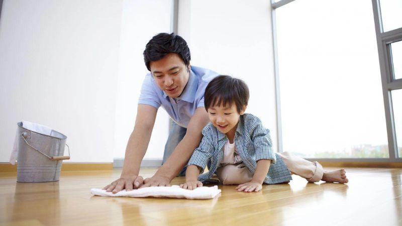 Cách phân công công việc nhà hợp lý với trẻ theo từng độ tuổi sẽ giúp con phát triển khả năng tự lập và rèn luyện tinh thần trách nhiệm. Cùng khám phá những gợi ý phù hợp nhất cho mỗi độ tuổi của trẻ.