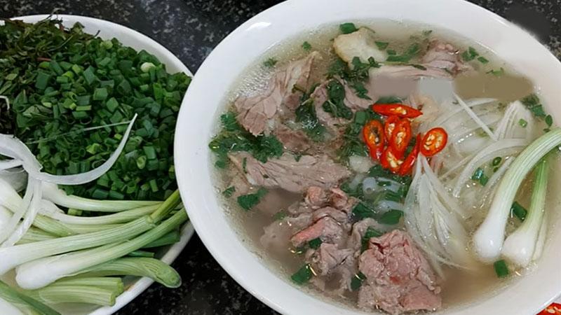 Khám phá cách chế biến món phở bò tái gầu thơm ngon, hoàn hảo cho bữa cơm gia đình