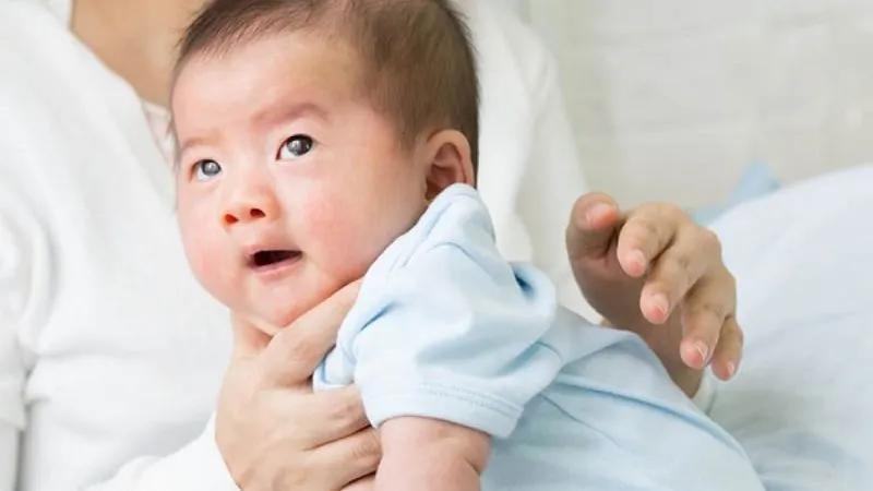 Có nên vệ sinh gỉ mũi cho trẻ sơ sinh? Những điều cần lưu ý khi chăm sóc mũi cho bé