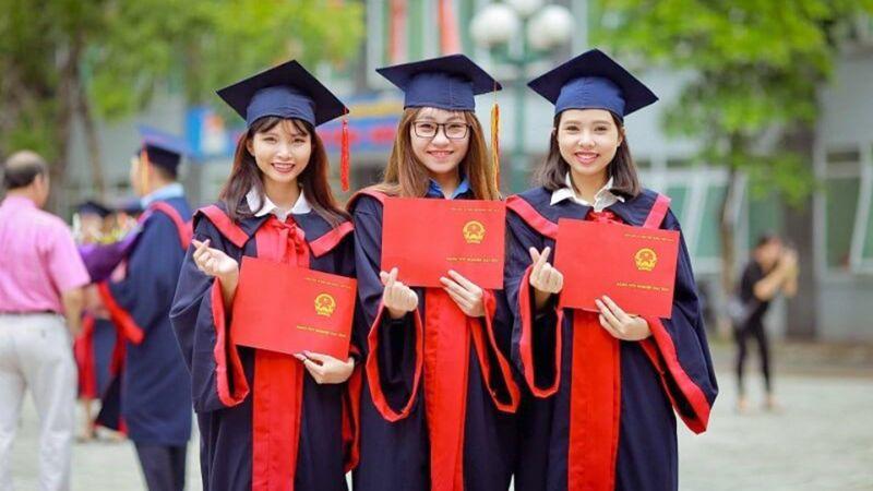 Lễ tốt nghiệp là một dịp đặc biệt, và câu hỏi 'Mặc gì để dự lễ tốt nghiệp?' luôn khiến nhiều người băn khoăn. Cùng khám phá 10 phong cách phối đồ ấn tượng để nổi bật trong ngày quan trọng này.