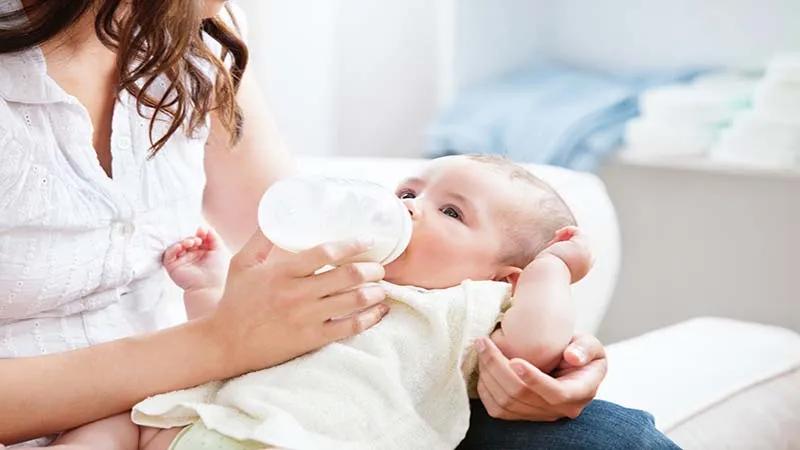 Những hiểu lầm nguy hiểm khi cho trẻ uống nước
