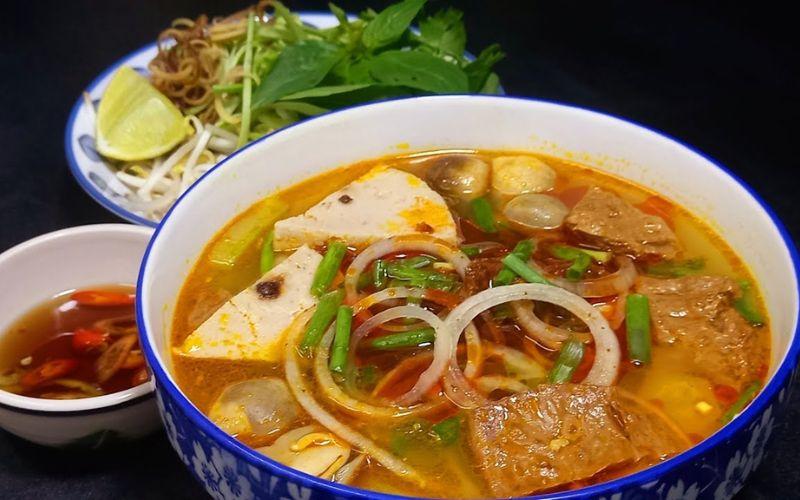 Khám phá công thức bún bò Huế chay hấp dẫn