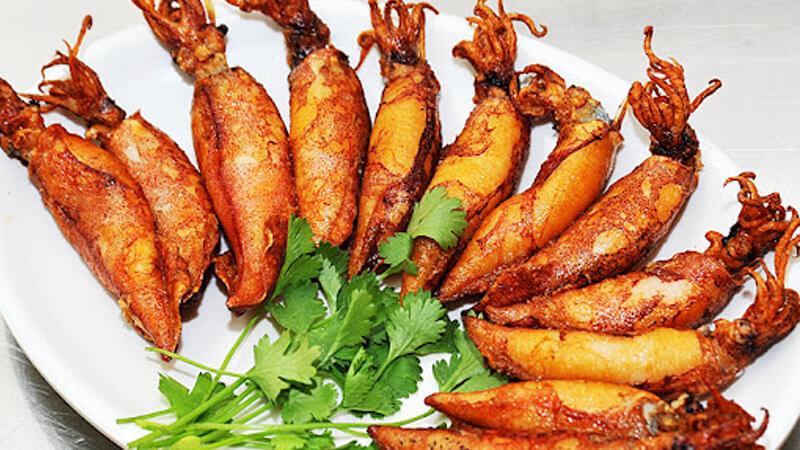 Hướng dẫn chi tiết cách chế biến món mực nướng muối ớt với nồi chiên không dầu ngay tại nhà, đảm bảo giữ nguyên hương vị thơm ngon, hấp dẫn.