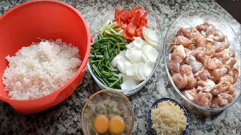 Khám phá cách làm cơm chiên gà lúc lắc, món ăn độc đáo và đầy hương vị mới lạ, làm bữa cơm của bạn thêm phần hấp dẫn.