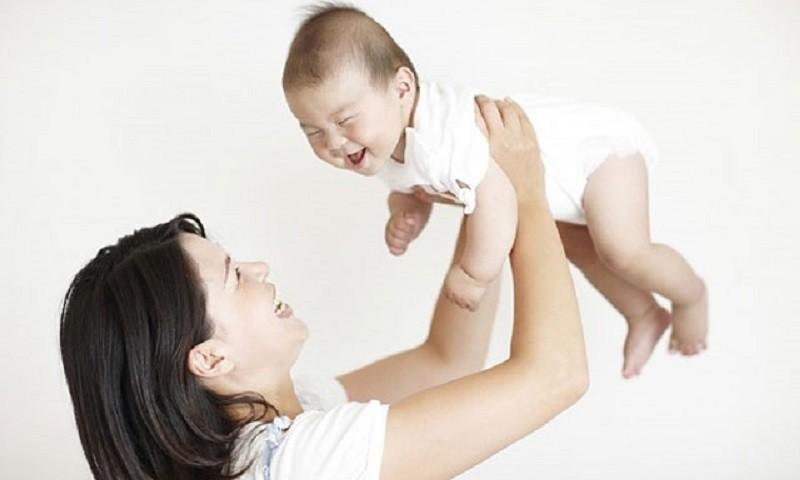 Tác động xấu từ việc để người lạ ôm ấp và hôn trẻ là gì?