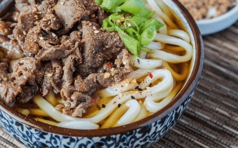 Hướng dẫn cách chế biến mì udon thịt bò đậm đà, đúng chuẩn hương vị Nhật Bản.