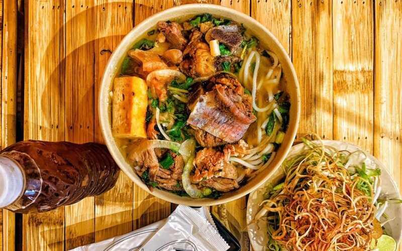 Khám phá 5 quán bún bò Huế nổi tiếng lâu đời tại quận Bình Thạnh, mang đến hương vị đậm đà khó quên.