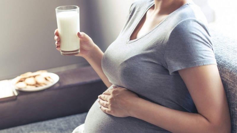 Mẹ bầu có nên uống sữa tươi nhiều hay không?
