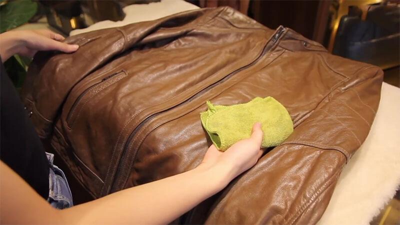 Cách làm sạch áo da hiệu quả và giữ độ bền lâu dài