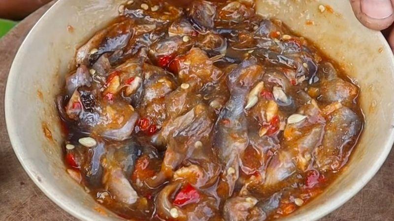 Cách làm mắm cá chốt trộn tỏi ớt đậm đà, kích thích vị giác, món ăn dân dã giúp bữa cơm thêm phần hấp dẫn và hao cơm hơn bao giờ hết.