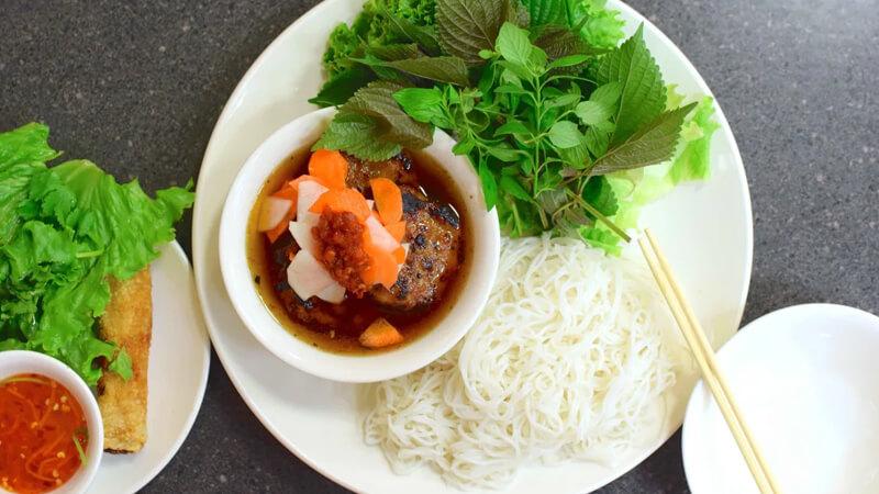 Cách chế biến bún chả tại nhà bằng chảo chống dính vô cùng đơn giản và dễ thực hiện.