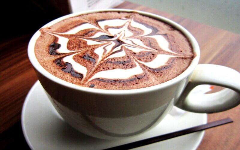 Cà phê mocha là một thức uống đặc trưng, nơi sự kết hợp hoàn hảo giữa cà phê espresso đậm đà và socola ngọt ngào mang đến trải nghiệm khó quên cho người thưởng thức.