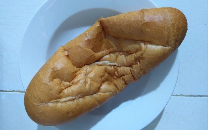 Bánh mì cũ, dù đã nguội và dai, chỉ cần một mẹo đơn giản sẽ trở lại nóng hổi, giòn rụm như mới.