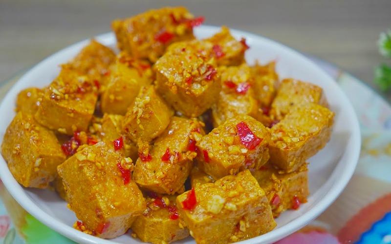 Hãy thử tài ngay với món đậu hũ chiên mắm tỏi thơm ngon, một sự kết hợp hoàn hảo giữa độ giòn rụm của đậu hũ và vị mặn ngọt quyến rũ của mắm tỏi.