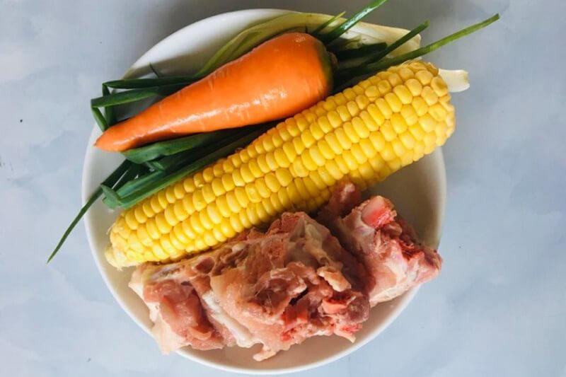 Hướng dẫn chế biến món canh xương heo hầm bắp ngọt giải nhiệt tuyệt vời cho mùa hè, theo công thức của chị Huệ.