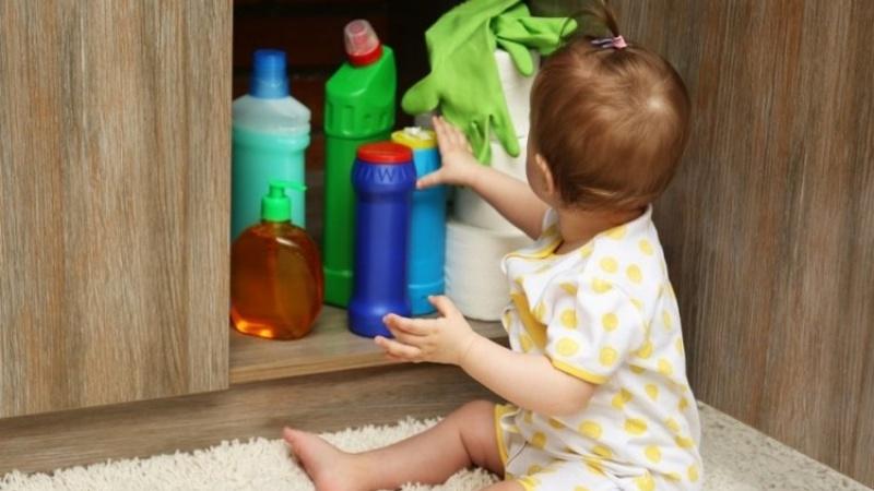 Hướng dẫn sơ cứu khi trẻ vô tình uống phải hóa chất độc hại