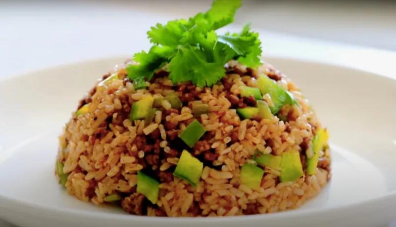 Hướng dẫn làm cơm chiên bò bằm và bò lúc lắc thơm ngon cho bữa sáng đầy đủ dinh dưỡng.