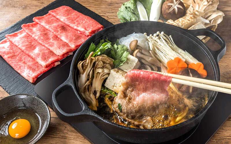 Lẩu sukiyaki là món ăn đặc sắc của Nhật Bản, kết hợp hương vị đặc trưng từ thịt bò cao cấp, gia vị đậm đà và các nguyên liệu tươi ngon. Hãy cùng khám phá bí mật đằng sau món lẩu này!