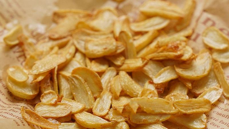 Cách làm tỏi phi giòn rụm, kết hợp với bánh tráng hay khô gà sẽ mang đến hương vị tuyệt vời khó quên.