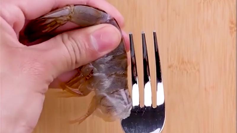Khám phá cách lột vỏ tôm nhanh chóng và dễ dàng, tiết kiệm thời gian cho bạn.