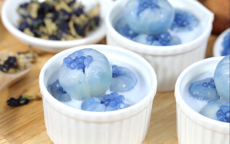 Khám phá cách làm món sữa chua vải hoa đậu biếc mát lạnh, lý tưởng cho mùa hè oi ả.