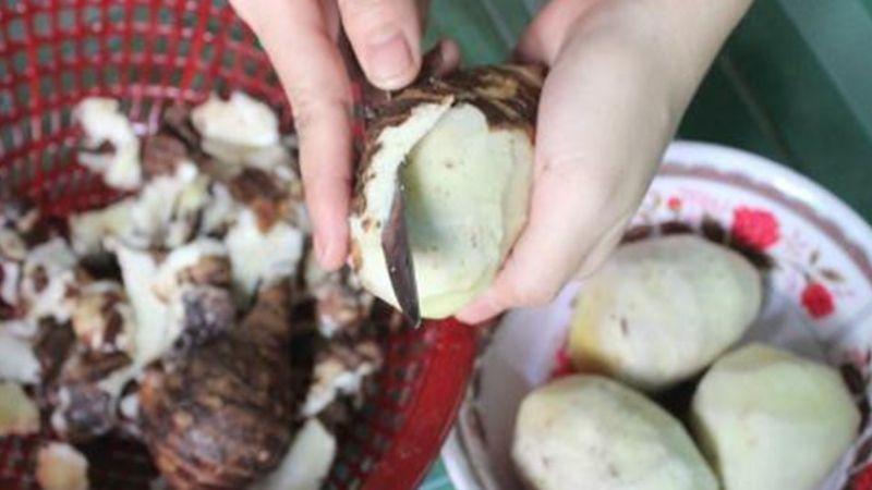 Mẹo gọt vỏ khoai sọ không lo bị ngứa tay