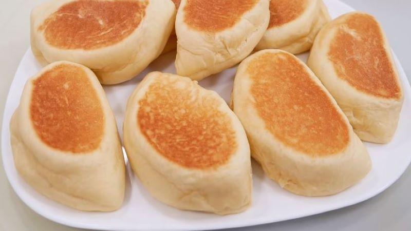 Khám phá công thức làm bánh mì sữa nhân kem trứng thơm ngon, không cần lò nướng nhưng vẫn mang lại hương vị tuyệt vời cho bữa ăn gia đình.