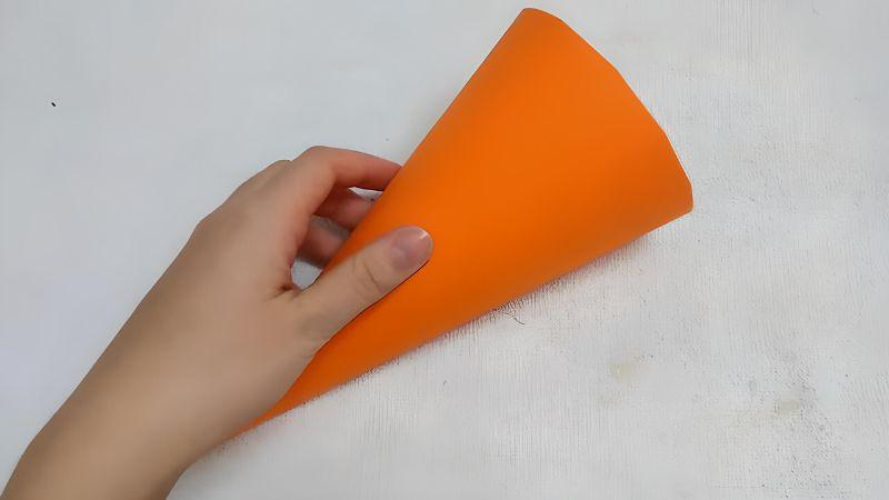Hướng dẫn làm mũ phù thủy Halloween từ giấy một cách dễ dàng và nhanh chóng.