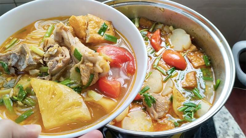 Khám phá công thức nấu bún gà chua ngọt tuyệt hảo, đậm đà hương vị, dễ dàng thực hiện tại nhà.