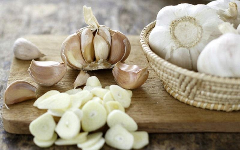 Chỉ cần một nhánh tỏi nhỏ, sau 15 ngày, bạn sẽ thấy những nốt mụn thịt 'cứng đầu' hoàn toàn biến mất.