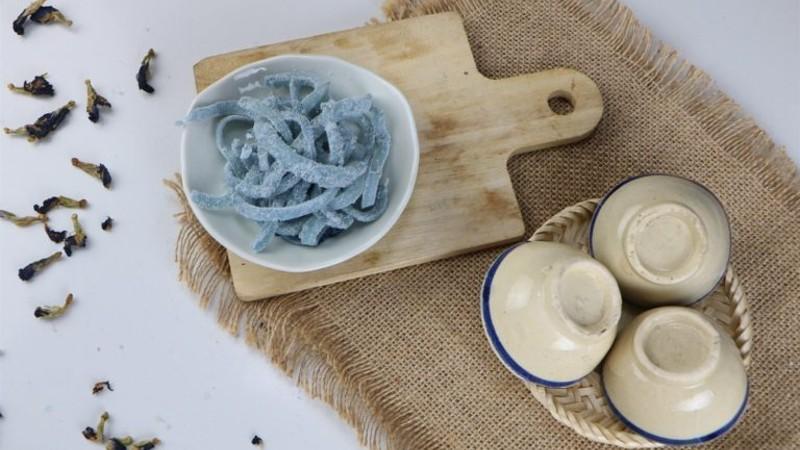 Khám phá cách làm mứt dừa hoa đậu biếc thơm ngon, bắt mắt, thêm phần hấp dẫn cho những ngày Tết này.